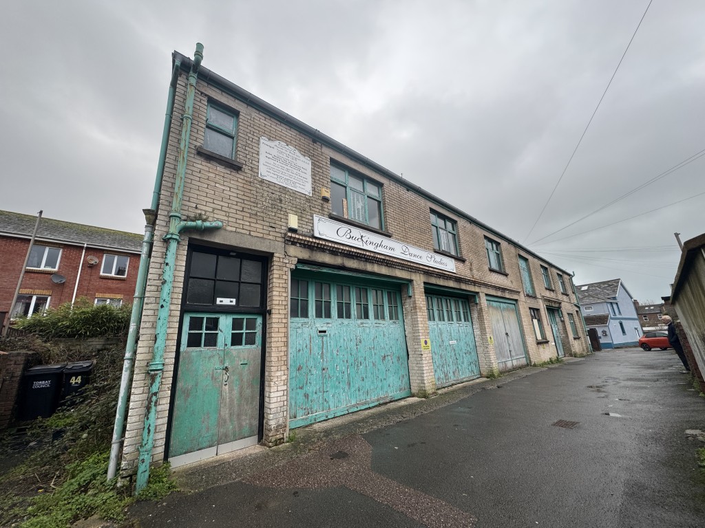Lot: 150 - COMMERCIAL INVESTMENT WITH FURTHER LETTING POTENTIAL - Front of the property